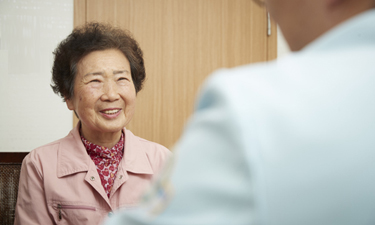 치과의사 사위가 장모님께 선물한 임플란트